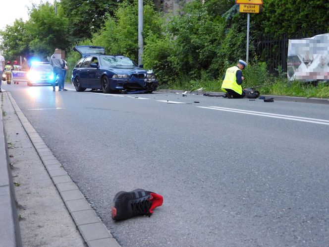 Pruszków. Przed szpitalem wpadł hulajnogą pod BMW. 21-latek w stanie krytycznym