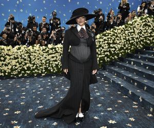 Rihanna ogłosiła ciążę na Met Gali 2025. Okrągły brzuszek wcisnęła w gorset!