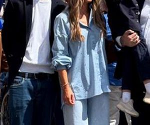 Rozenek w podartych spodniach na marszu