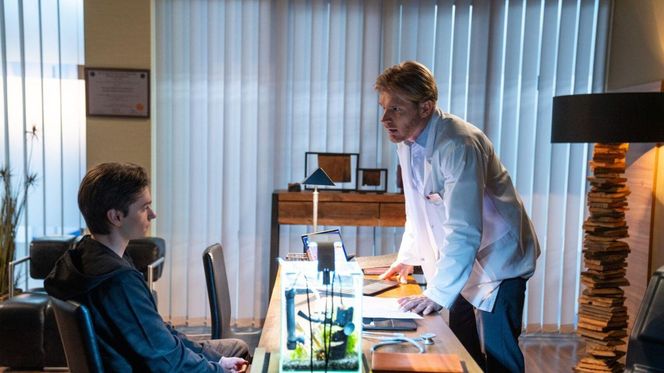 Na dobre i na złe odc. 970. Maks Beger (Tomasz Ciachorowski), haker Drago (Piotr Gadomski)