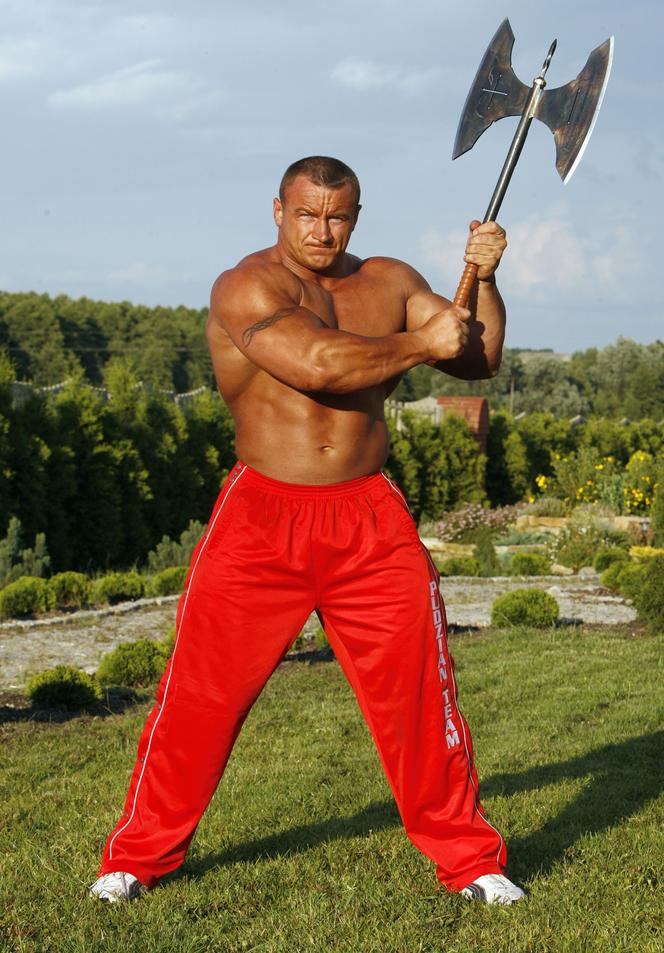 Mariusz Pudzianowski macha toporem