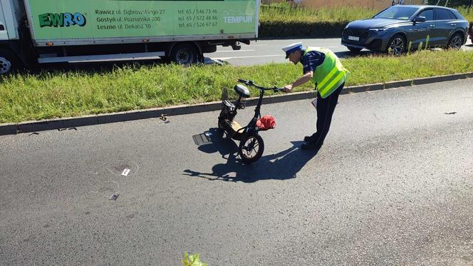 Wypadek dwóch pojazdów na ulicy Dekana w Lesznie 