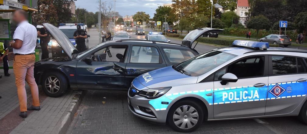 Policyjny pościg w centrum Zielonej Góry. W bagażniku maczeta, kominiarka i łom