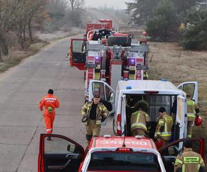 Efektowne ćwiczenia straży w Toruniu. Bus zmiażdżony przez czołg, ewakuacja spadochroniarzy i ewakuacja przysypanych osób z wykopu