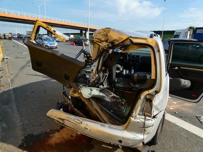 Horror na S2. Ciężarówka zmiażdżyła auto, dwie osoby zakleszczone w środku