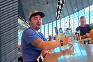 Daniel Martyniuk na lotnisku w Nicei wreszcie się napił! Po wyrzuceniu z samolotu prosto do baru