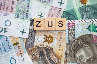 2000 zł specjalnego dodatku do świadczenia od ZUS! Pierwsze wypłaty ruszyły już 1 maja 2025