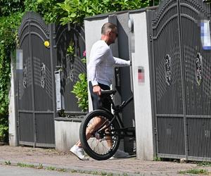 Cezary Pazura naprawia kręgosłup na rowerze