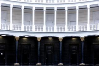 W trakcie przebudowy Ufficio Primo architekci na nowo zaprojektowali drzwi wejściowe 