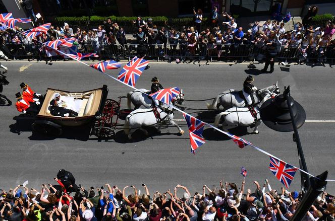 KSIĄŻĘ HARRY I MEGHAN MARKLE W KARECIE - TŁUMY.