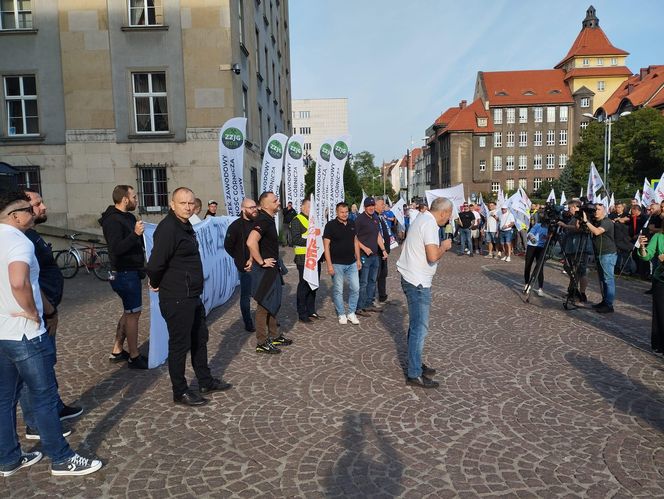 Paraliż w Katowicach. Rozpoczął się protest górników i hutników. "Stal się hartuje, a rząd ją rujnuje"