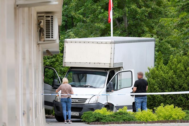 Dostawczy pojazd wbił się w budynek warszawskiego sądu 28.05.2025