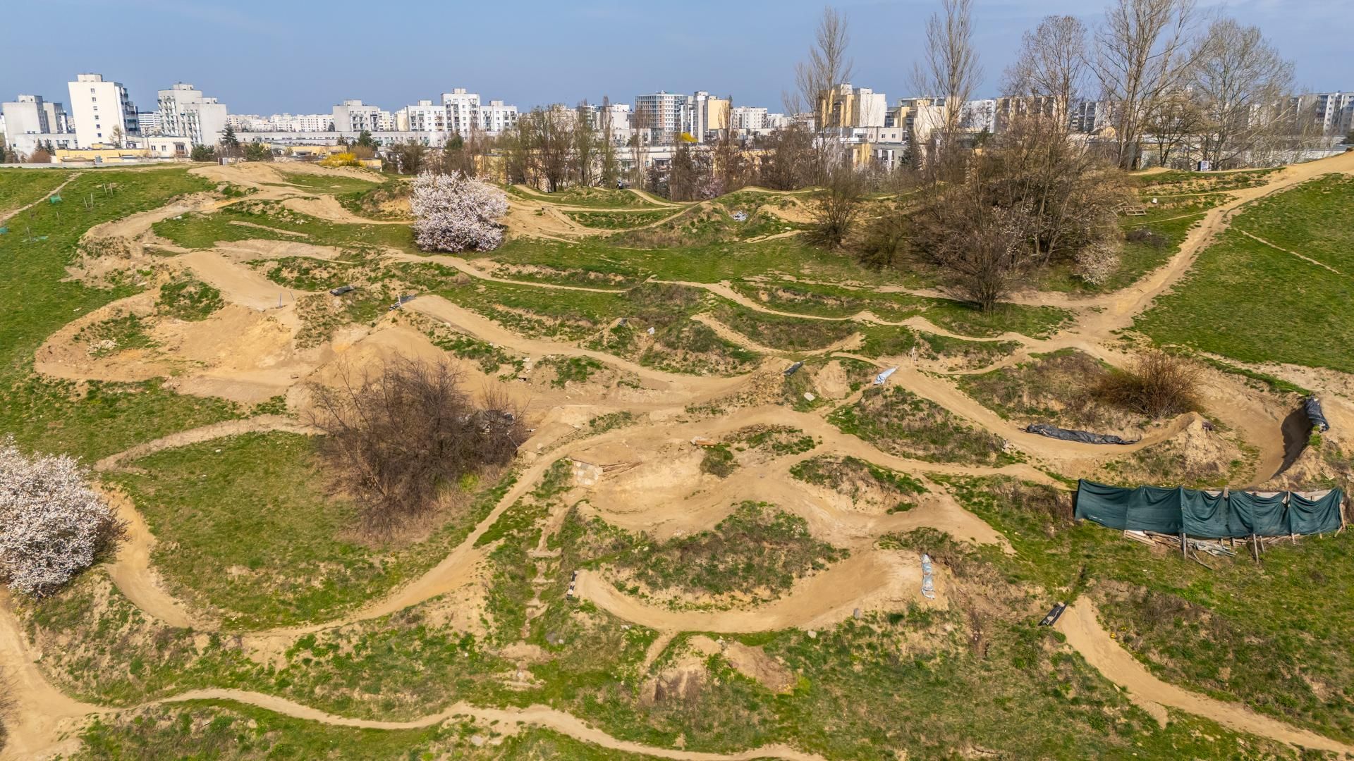 Tor kolarski do dirt jumpingu i kolarstwa górskiego, park im. Cichociemnych Spadochroniarzy AK