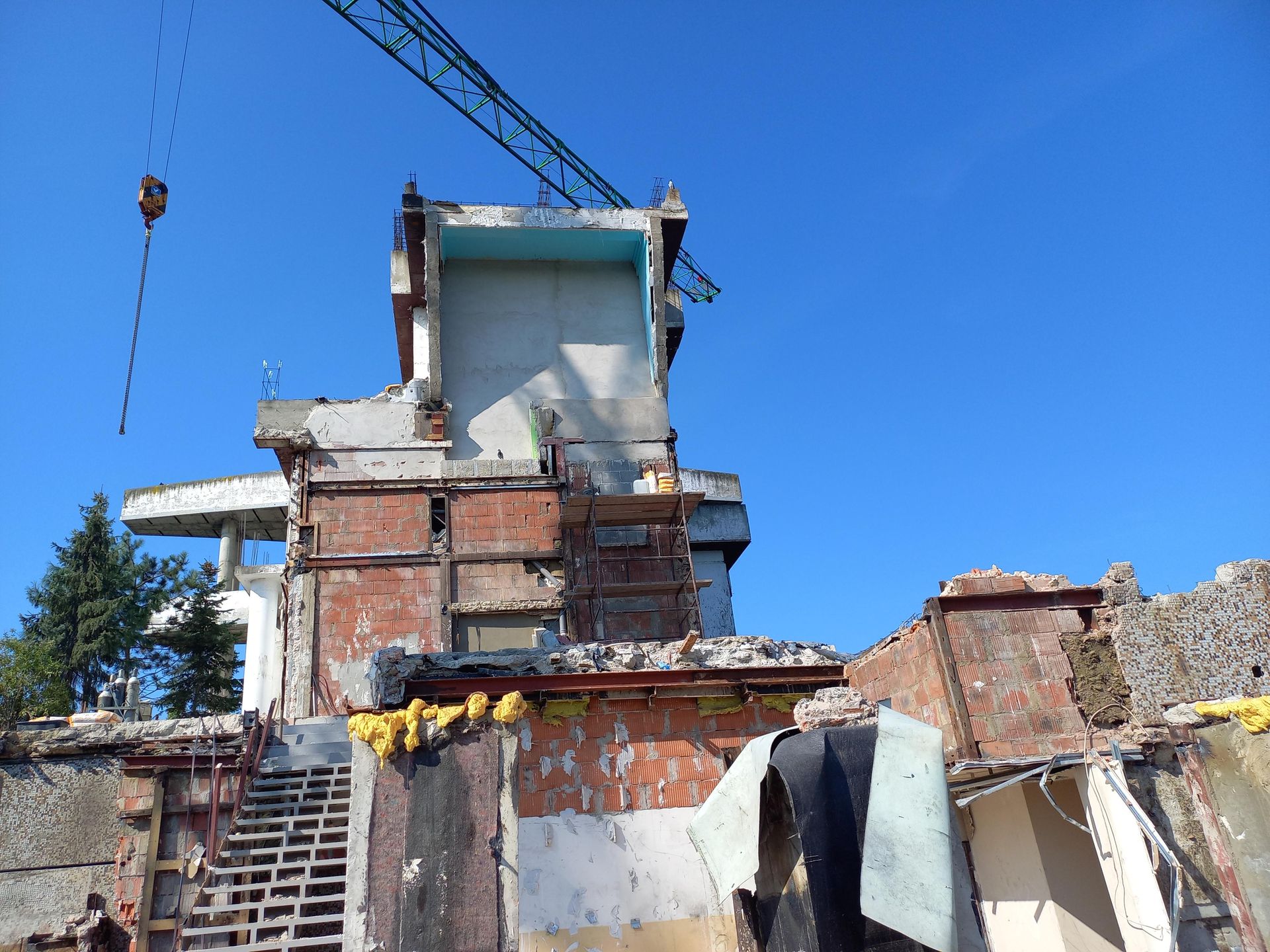 Rozbiórka słynnej willi na dachu bloku