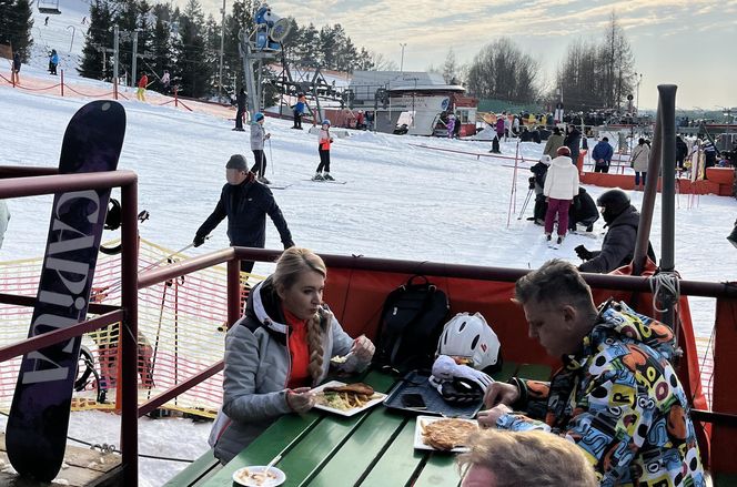Na nartach podjadała mężowi frytki
