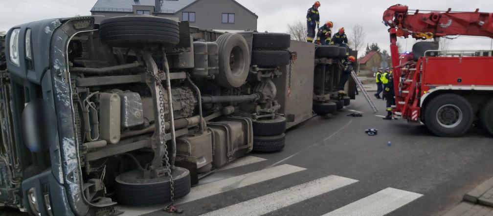Wypadek ciężarówki przewożącej świnie w Wierzbicy koło Serocka