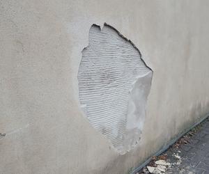 Z muru zabytkowego lapidarium w Lesznie znów odpada tynk