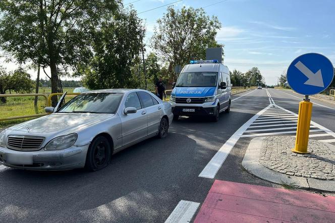 Pościg za kierowcą mercedesa. Staranował blokadę, przejechał po kolczatce i chciał rozjechać policjantów [ZDJĘCIA]