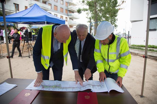 Prezydent Torunia Michał Zaleski podpisał umowę z ministrem infrastruktury Andrzejem Adamczykiem