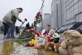Poruszające widoki pod miejscem zamachu w Moskwie. Tak reagują mieszkańcy, serce pęka