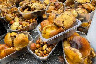 Grzybiarze sprzedają swoje zbiory na rynku maślanym 