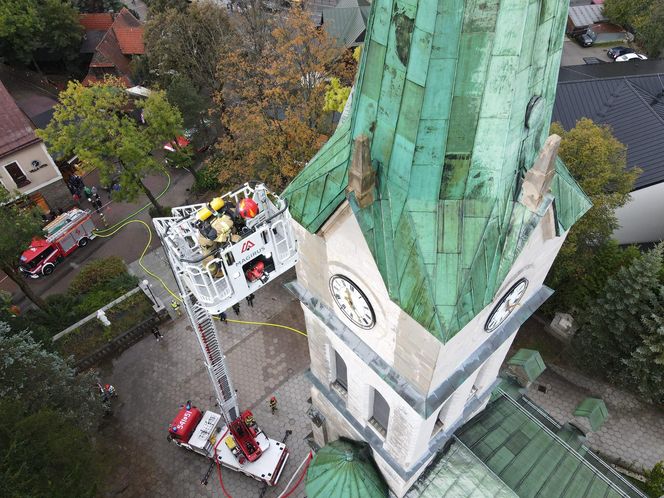 Dym przy Sanktuarium Świętej Rodziny na Krupówkach. Ćwiczenia strażaków w Zakopanem