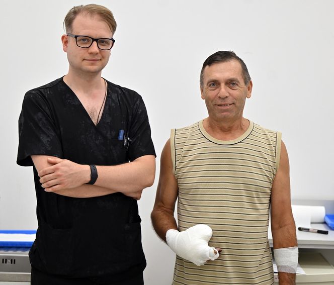 W 5 Klinicznym Szpitalu Wojskowym  Krakowie przyszyli panu Markowi kciuk