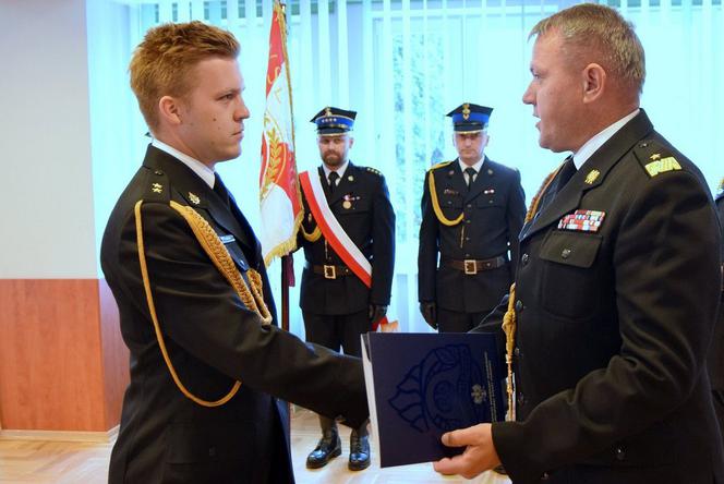 Młodzi strażacy otrzymali nominacje oficerskie. Zostaną skierowani do podkarpackich jednostek [FOTO]
