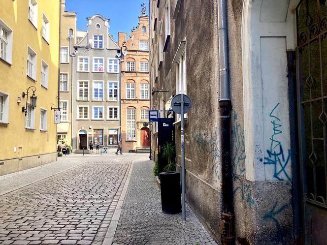 Graffiti plagą Śródmieścia! "Te bohomazy niedługo zobaczymy na Długiej!" 