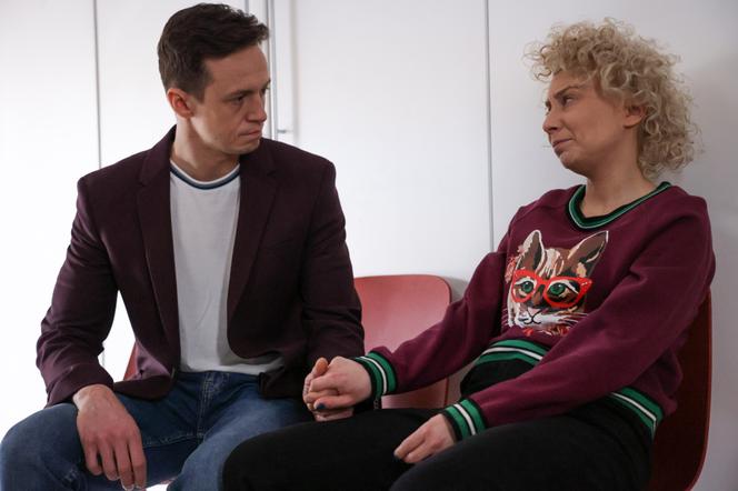 Na Wspólnej odc. 3589. Beata (Katarzyna Ptasińska), Emil (Piotr Ligienza)