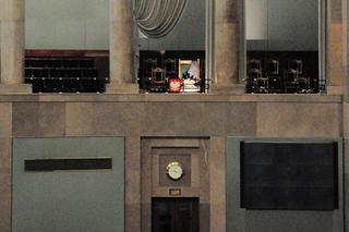 Żałoba w Sejmie - prezydencki fotel z kirem