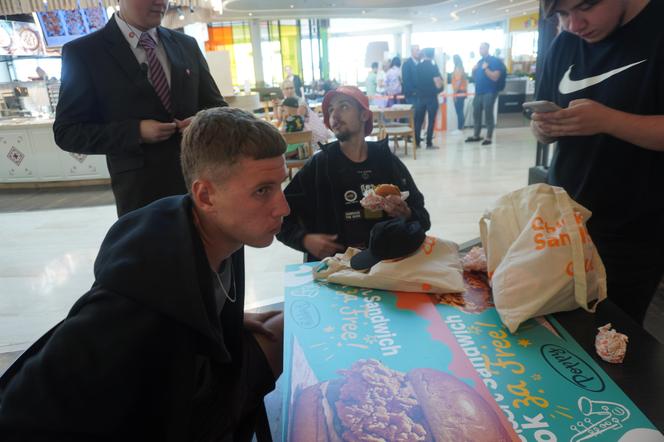 Trzy osoby wygrały roczny voucher na firmową kanapkę do Popeyes w Poznaniu