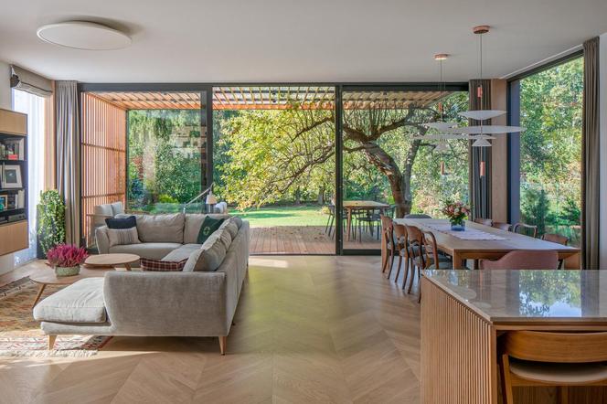 Dom na zalesionej działce. Piękna jabłoń stała się najpiękniejszym meblem