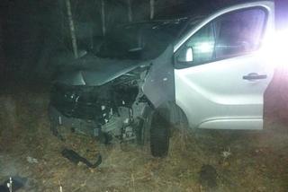 Wypadek w kierunku Leszyc. Kierowca uderzył w słup i uciekł z miejsca zdarzenia! [ZDJĘCIA]
