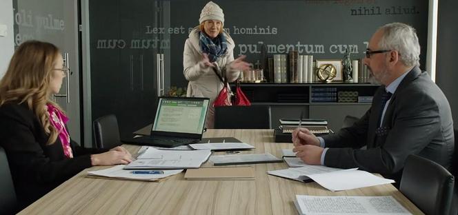 M jak miłość odc. 1794. Sylwia (Hanna Turnau), gosposia Ola (Ewa Kolasińska), Werner (Jacek Kopczyński)