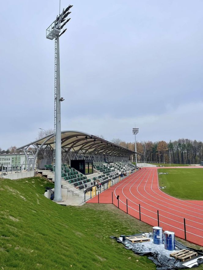 Ostatnie dni remontu stadionu w Starachowicach. Na bieżni pojwiły się tory