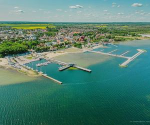 Wakacje 2024 w Pucku. Jakie gwiazdy pojawią się na zielnej plaży? 