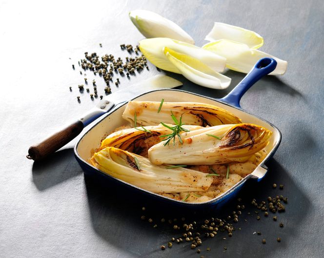 Najłatwiejsza cykoria z patelni: przepis na karmelizowaną cykorię na ciepło