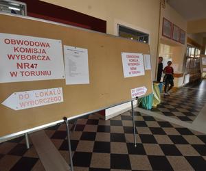 Wybory samorządowe 2024 w Toruniu. Zdjęcia z lokali wyborczych, tak głosowali mieszkańcy Torunia