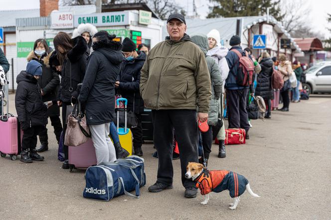 Wojna na Ukrainie. Tłumy uchodźców w Medyce i na dworcu we Lwowie