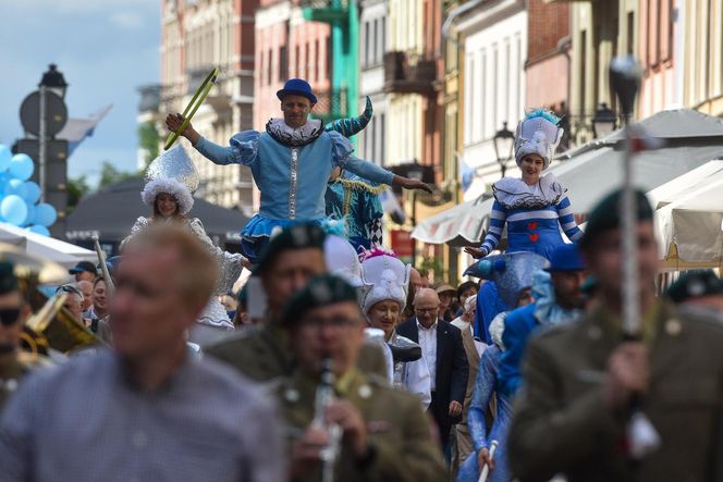 Kolorowa parada na otwarcie Dni Torunia. Przeszła przez serce toruńskiej starówki