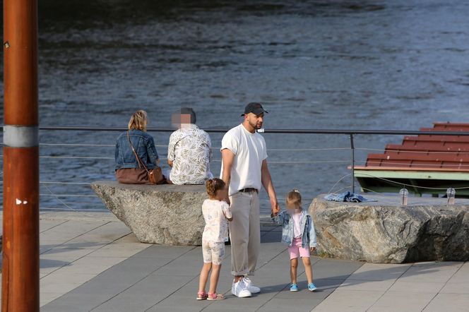 Maciej Pela z córeczkami nad Wisłą