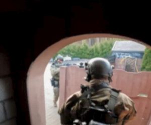 Starnowali bramę samochodem pancernym, obok lądował śmigłowiec z antyterrorystami. Spektakularna akcja policji na Mazowszu