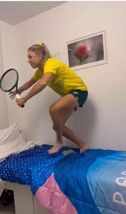 Daria Saville i Ellen Perez testują łóżka