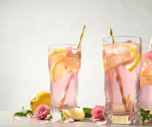 Latem sięgnij po różową lemoniadę. 4 składniki, a smak - wspaniały