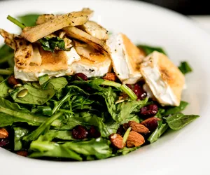 Zielona sałatka z kozim serem. Prosta w przygotowaniu i pełna zdrowia 