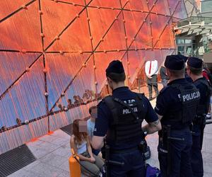 Ostatnie Pokolenie oblało farbą Złote Tarasy w Warszawie. „Co powiemy naszym dzieciom?” 