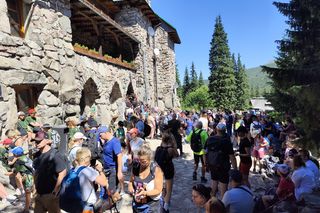 Najazd turystów na Tatry. Popularne szlaki przeżywają prawdziwe oblężenie