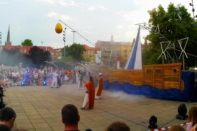 "Kosmiczna Podróż Guliwera" na placu Solidarności