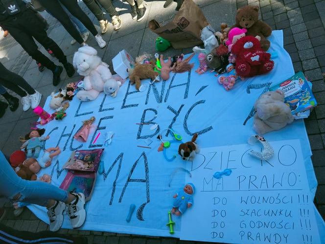 Demonstracja pod Sądem Rejonowym w Środzie Wielkopolskiej! "Elena wróć! 